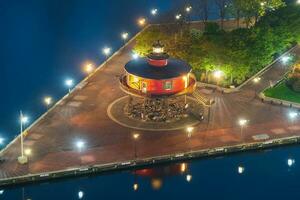 rot Leuchtturm beim Nacht, das innere Hafen im Baltimore, Maryland foto