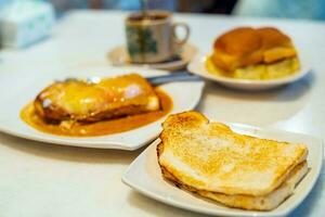 Eier, Toast mit kaya und Butter und Kaffee im kuala lumpur foto