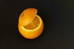 gesund Orange Schnitt schwebend oben Scheibe Saft trinken Idee Konzept auf schwarz Hintergrund foto