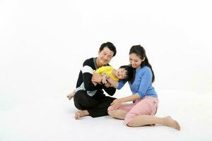 Süd Osten asiatisch Chinesisch Paar Mann Ehefrau Sohn Kind abspielen sitzen auf Fußboden Weiß Hintergrund Liebe foto
