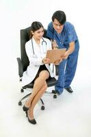 jung asiatisch männlich weiblich Arzt tragen Schürze Uniform Stethoskop sitzen auf Stuhl Stand sich unterhalten diskutieren foto