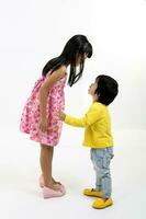 Süd Osten asiatisch jung Mädchen Junge Kind Bruder Schwester Geschwister spielen glücklich reden auf Weiß Hintergrund foto