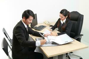 jung asiatisch Mann Frau tragen Geschäft Büro passen Stuhl Tabelle Computer Weiß Hintergrund foto