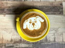 Kaffee Latté mit Hund Hündchen Milch Kunst foto