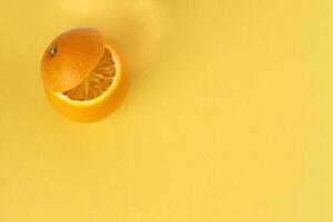 gesund Orange Schnitt schwebend oben Scheibe Saft trinken Idee Konzept auf Gelb Hintergrund foto