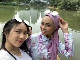 zwei jung malaysisch Frau glücklich Pose foto