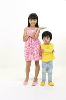 Süd Osten asiatisch Bruder Schwester Kind spielen posieren auf Weiß Hintergrund foto
