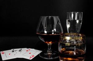 Gläser mit verschiedenen Getränken Brandy Whisky Champagner oder Bourbon foto