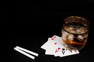 Glas dunkelroter Whisky Brandy oder Bourbon foto