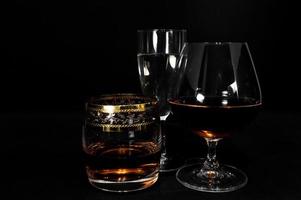 Gläser mit verschiedenen Getränken Brandy Whisky Champagner oder Bourbon foto