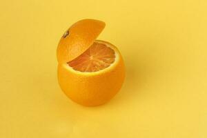 gesund Orange Schnitt schwebend oben Scheibe Saft trinken Idee Konzept auf Gelb Hintergrund foto
