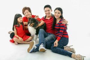 Süd-Ost asiatisch Mehrgenerationen Familie Eltern Tochter Oma Vater Mutter Kind Pose glücklich sitzen Stand foto