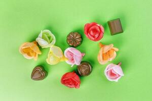 Schokolade Trüffel essbar Wafer Papier Rose Blume Kuchen Dekoration auf Grün Hintergrund foto