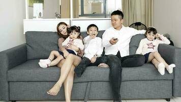 Eltern Kind Familie Vater Mutter Tochter Sohn sitzen auf Sofa Aufpassen Fernsehen Unterhaltung foto