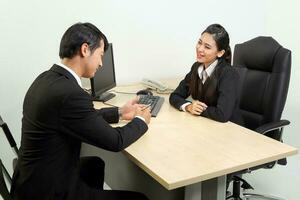 jung asiatisch männlich weiblich tragen passen Sitzung beim Büro Schreibtisch Denken Treffen diskutieren Zeichen dokumentieren Zustimmung foto