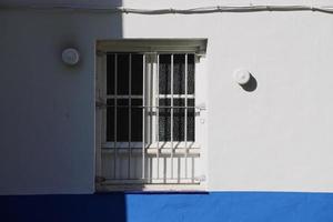 Fenster auf der weißen Fassade des Hauses foto