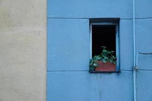 Fenster an der blauen Fassade des Hauses foto