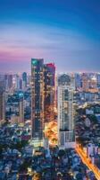 Stadtbild Nacht Aussicht von Wohn Häuser und hoch Wolkenkratzer im finanziell Kreis beim Bangkok Thailand. generativ ai Technologie. foto