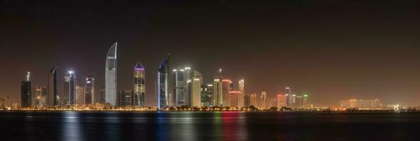 abu Dhabi VAE Horizont reflektieren im das Wasser während Nacht Zeit. tolle Dubai Tourist Ziel, generativ ai Technologie. foto