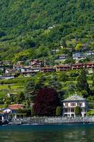 Provinz Como, Italien, 2021 - Blick auf die Stadt Mezzegra vom See aus