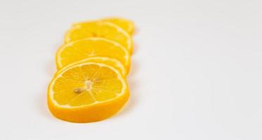 Sammlung von Orangenscheiben lokalisiert auf weißem Hintergrund foto