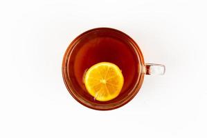 Draufsicht-Tee in der Tasse mit Minze und Zitrone lokalisiert auf weißem Hintergrund foto