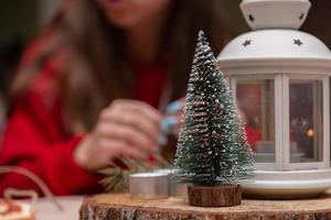dekoratives Weihnachtsbaumspielzeug, das auf einem hölzernen Ständer steht