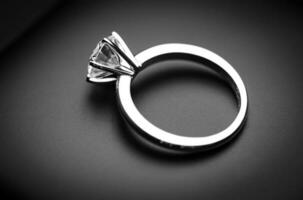 Diamant Ring auf schwarz Schmuck Box foto