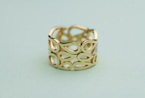 Gold Schmuck Ring auf hell Blau Hintergrund foto