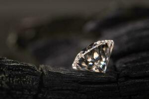 Diamant Edelstein auf schwarz Kohle foto