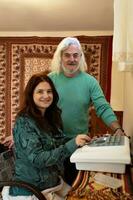 Mann und Frau im ein Büro durchführen ein Diagnose mit ein radionisch Maschine. Alternative Medizin Behandlung. foto