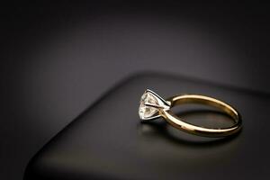 Diamant Ring auf schwarz Schmuck Box foto