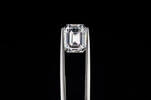 Diamant Edelstein im Schmuck Pinzette foto