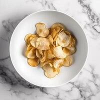 köstlich Kartoffel Chips im ein tief Weiß Teller ai generiert foto