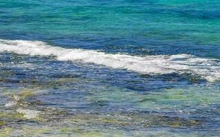 steine felsen korallen türkis grün blau wasser am strand mexiko. foto