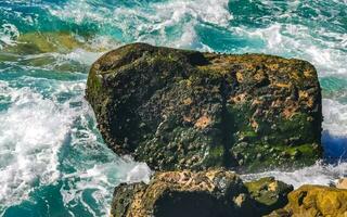 Surfer Wellen Türkis Blau Wasser Felsen Klippen Felsbrocken puerto escondido. foto