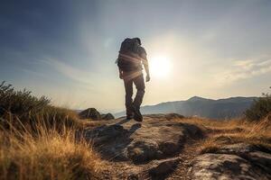 Wanderer geht gegen Himmel und Sonne. Wandern Konzept erstellt mit generativ ai Technologie foto