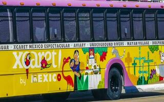 playa del carmen Quintana roo Mexiko 2023 bunt Rosa Gelb Grün xcaret Bus playa del carmen Mexiko. foto