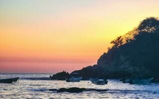bunter goldener sonnenuntergang große welle und strand puerto escondido mexiko. foto