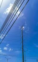 enorm riesig Leistung Pole und Kabel Blau Himmel Wolken Mexiko. foto