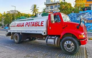 puerto escondido Oaxaca Mexiko 2023 Mexikaner Wasser LKW Ladung Transporter Lieferung Autos im puerto escondido Mexiko. foto