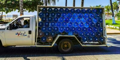 puerto escondido Oaxaca Mexiko 2023 Mexikaner Wasser LKW Ladung Transporter Lieferung Autos im puerto escondido Mexiko. foto