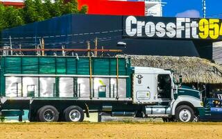 puerto escondido Oaxaca Mexiko 2023 Mexikaner LKW Lastwagen Ladung Transporter Lieferung Autos puerto escondido Mexiko. foto