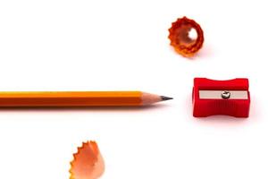 Bleistift und Anspitzer auf weißem Grund