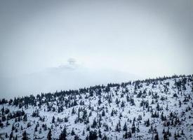 Luftaufnahme auf eisigem Berg foto