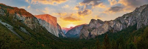 Yosemite Valley Nation Park während Sonnenuntergang Blick von Tunnel Blick auf Dämmerung Zeit foto