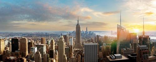 Skyline von New York City vom Dach mit städtischen Wolkenkratzern vor Sonnenuntergang