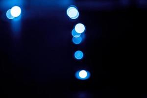 blauer Bokeh-Hintergrund, der durch Neonlichter erzeugt wird