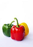 rotes grünes gelbes Paprika-Rohkost auf weißem Hintergrund foto
