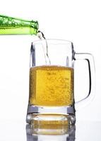 Feiern Sie das Konzept der Biertage mit Schritt 2, indem Sie Bier in ein Glas gießen foto